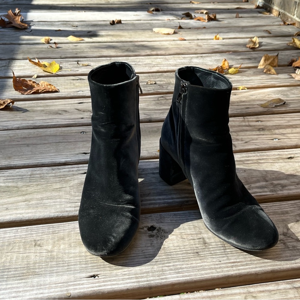 Vince black suede boots made in Italy sz9
